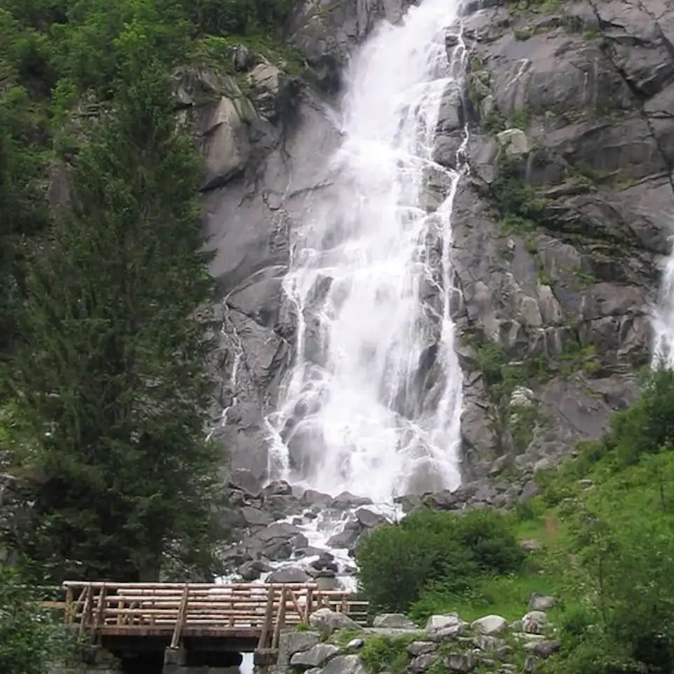Cascate Nardis, un'affascinante serie di cascate situate nella Val Genova delle Dolomiti di Brenta, con le acque che scorrono tra rocce e vegetazione creando uno spettacolo naturale mozzafiato.