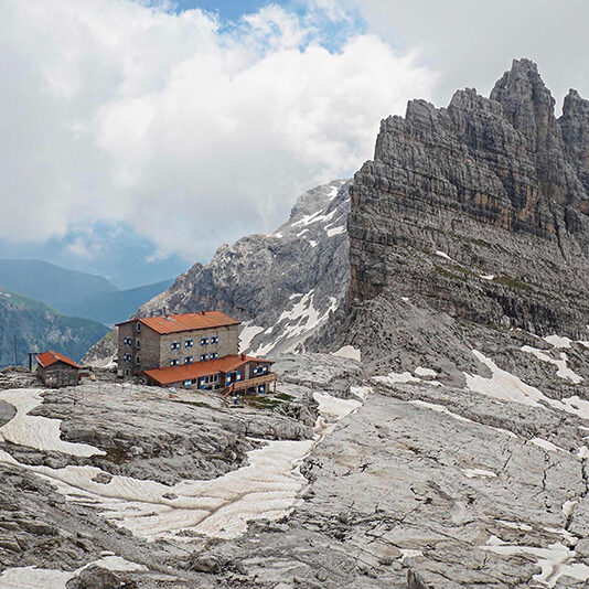 Rifugio in alta montagna circondato dalle vette delle Dolomiti di Brenta, con accesso a numerosi sentieri escursionistici, offrendo una vista mozzafiato e l'opportunità di esplorare la natura circostante.